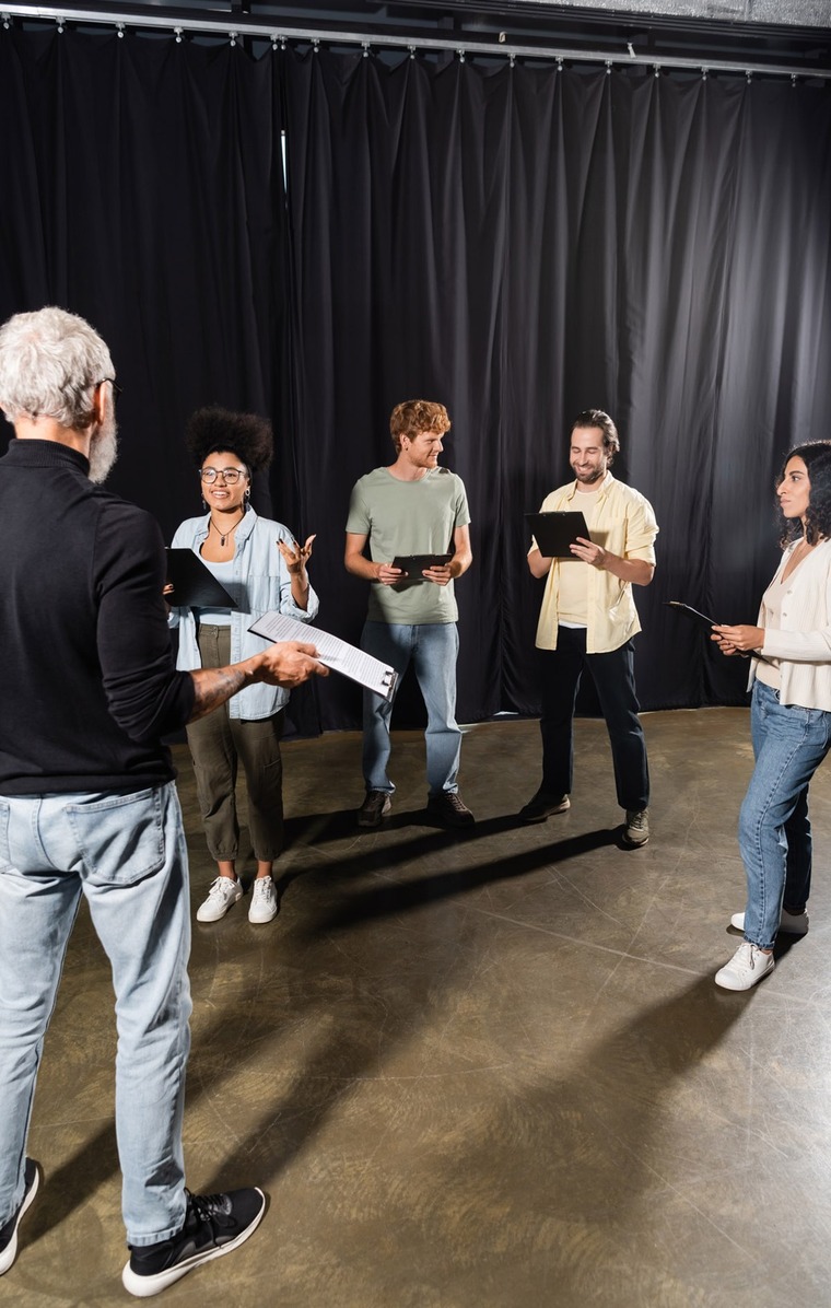 5 acteurs répètent une pièce de théâtre