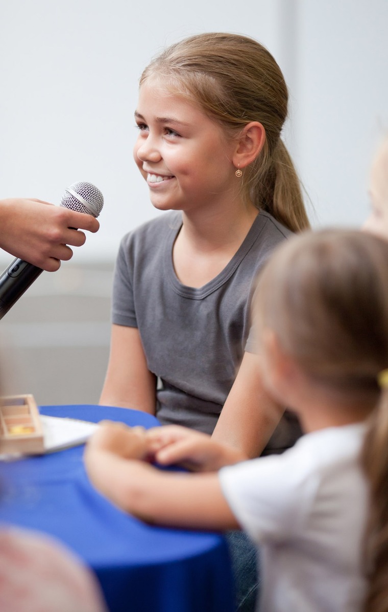micro tendu vers une enfant