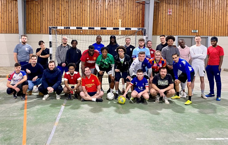 une vingtaine de footballeurs font la pose