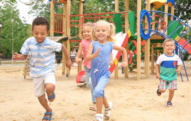 4 enfants courent dans un parc