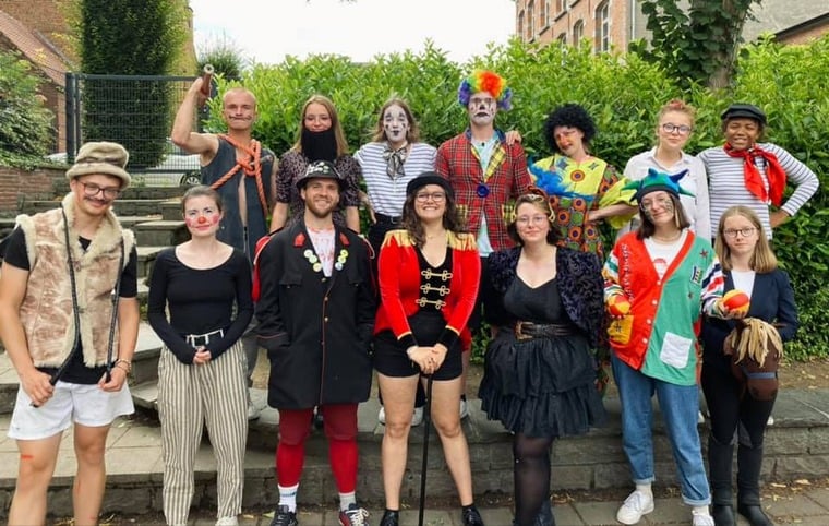 14 moniteurs de plaines déguisés