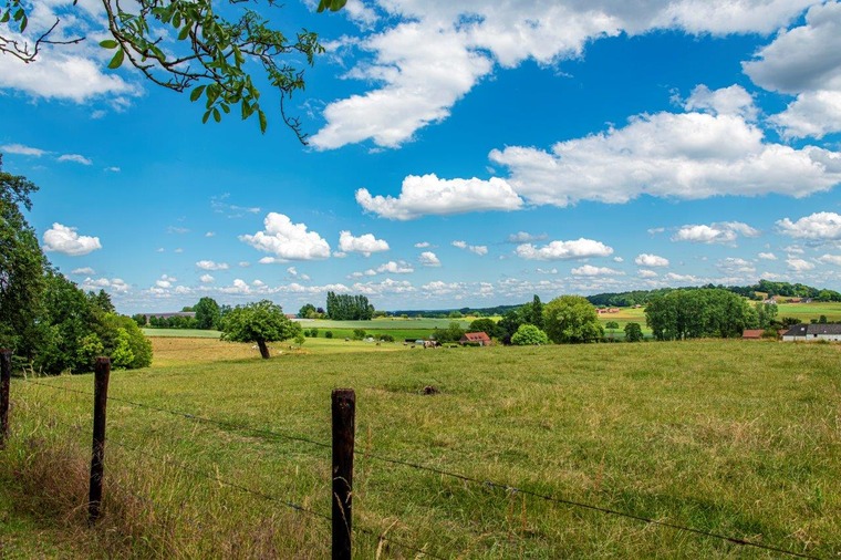 paysage ciel bleu nuage blanc prairie verte