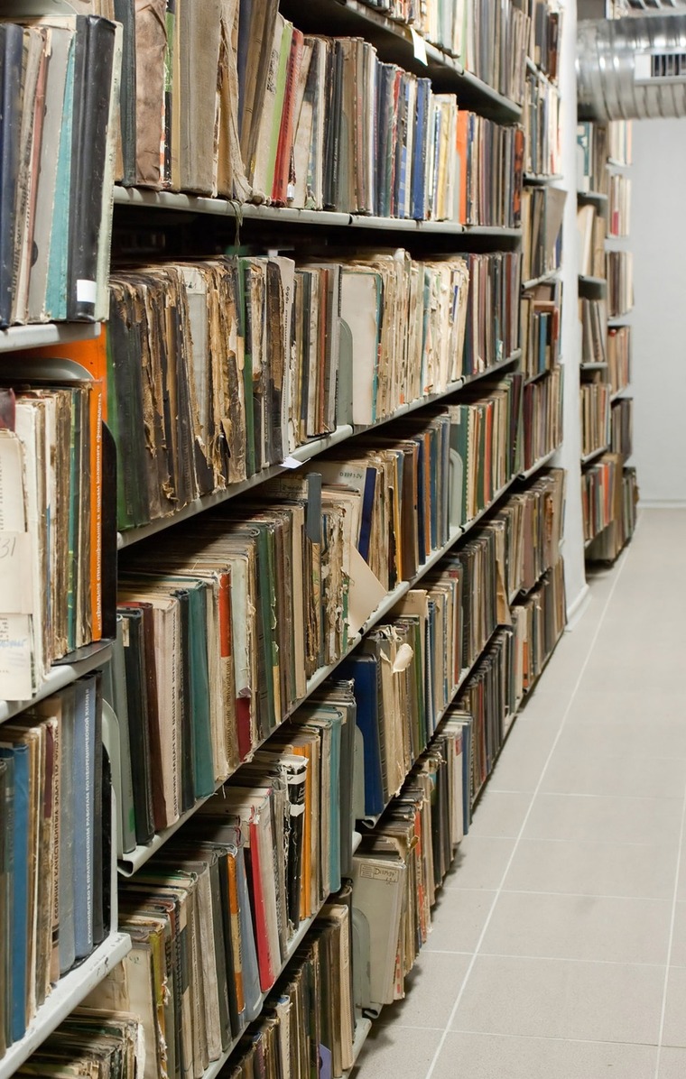étagère remplie de vieux documents d'archives