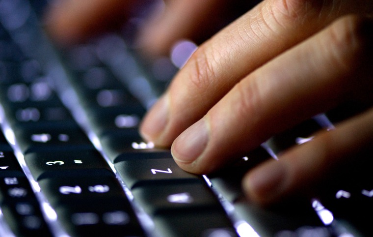 doigts sur des touches d'un clavier d'ordinateur