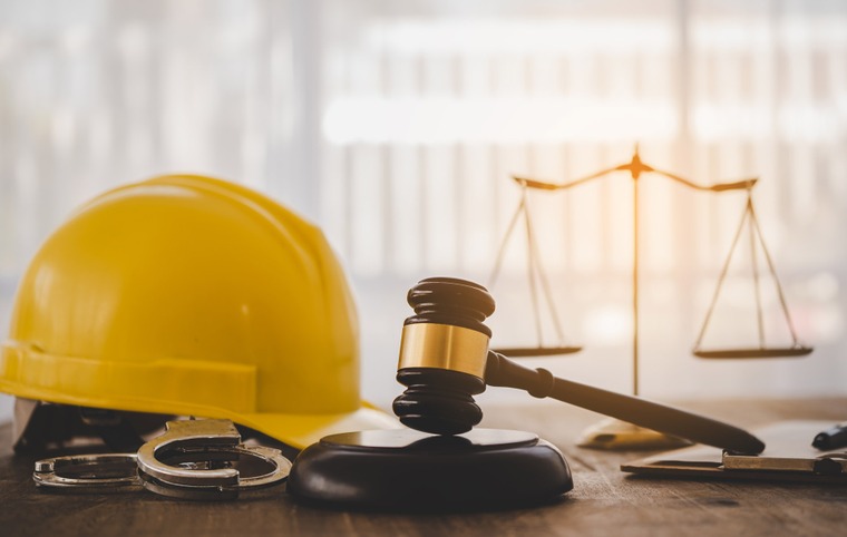 casque de chantier jaune marteau de juge balance de justice