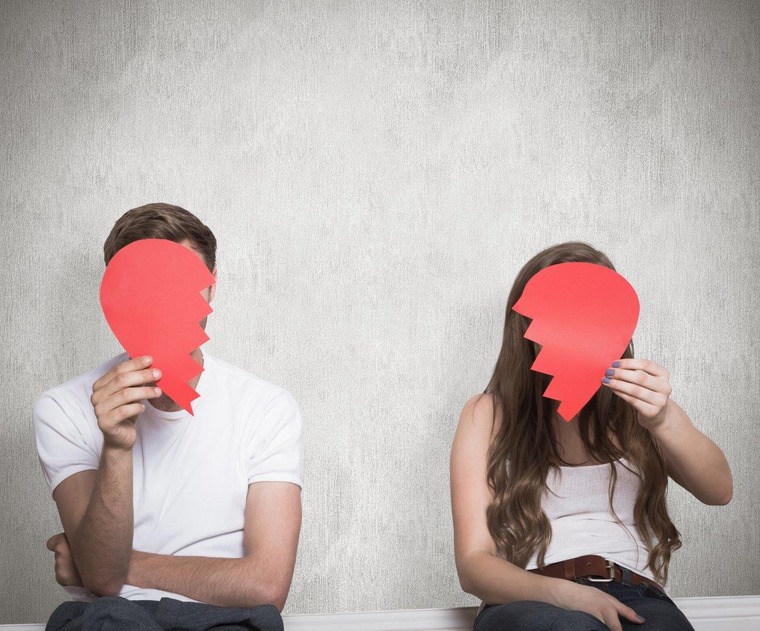 un homme et une femme portent chacun un demi-coeur brisé
