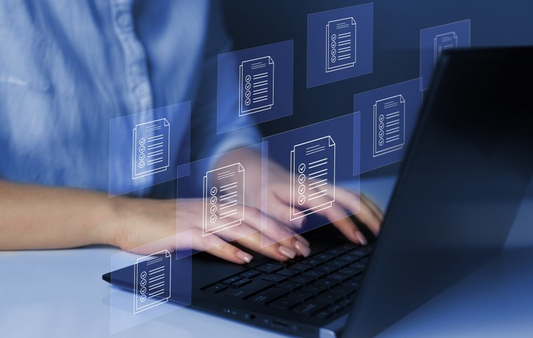 deux mains tapent sur un clavier d'ordinateur
