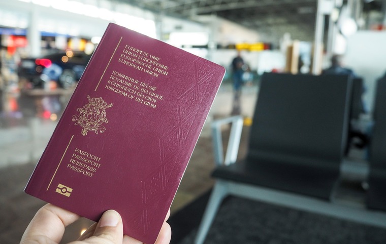 passeport tenu en main