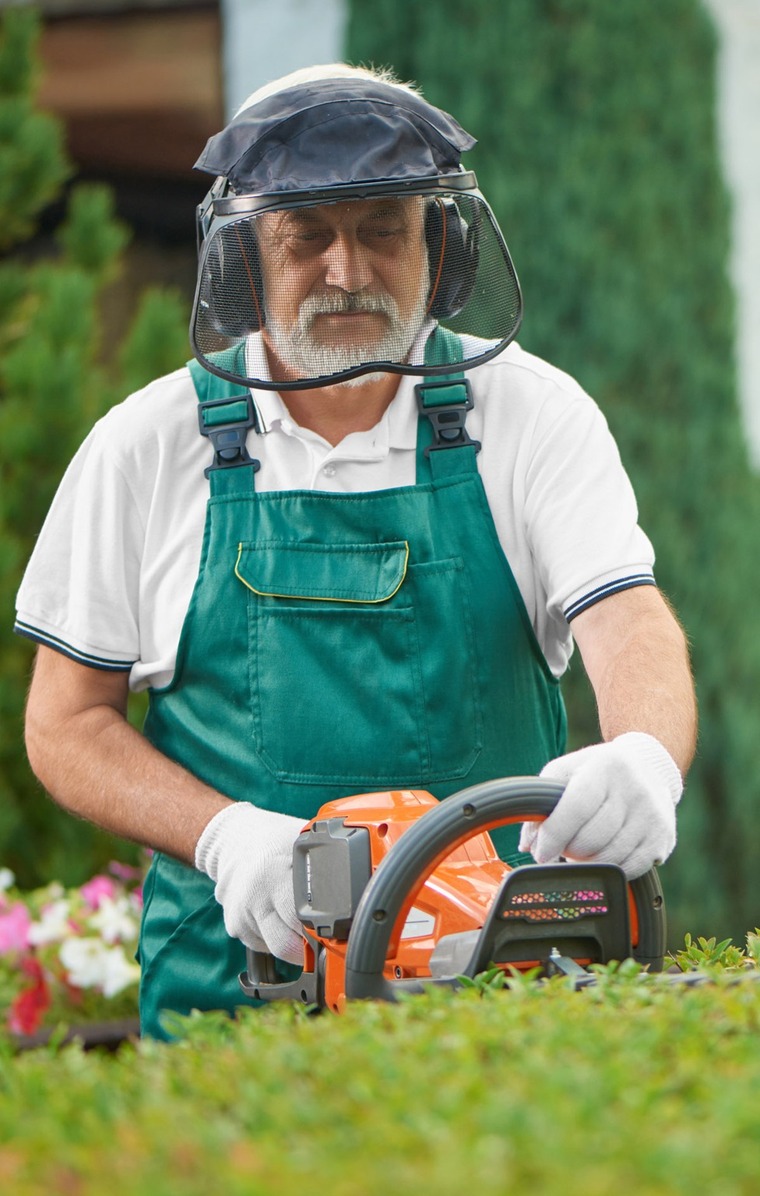 jardinier taille une haie